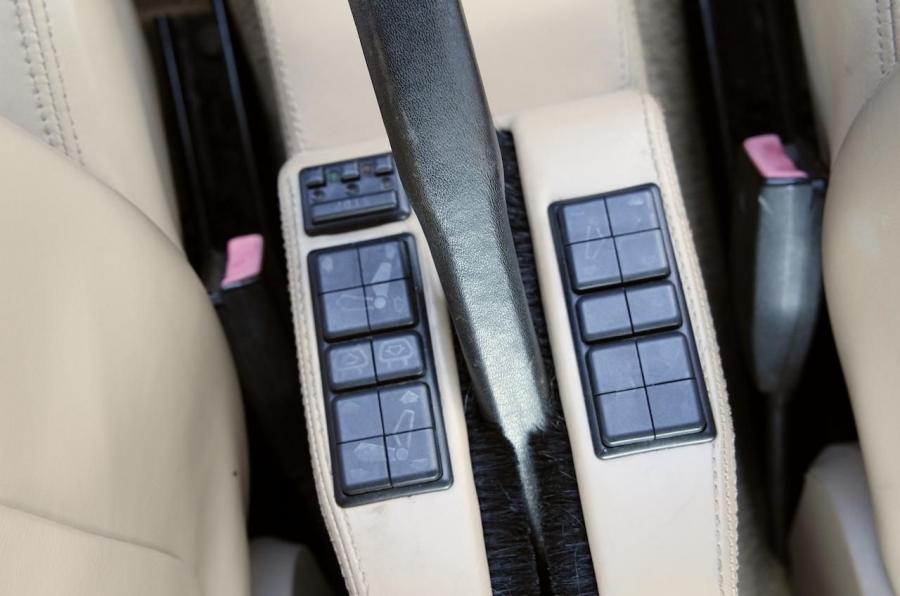 Детали интерьера BMW M6 (E24) 1988 года  (NA) (фото 74 из 158)